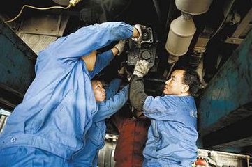 工人師傅維修機(jī)器 工人師傅維修機(jī)器